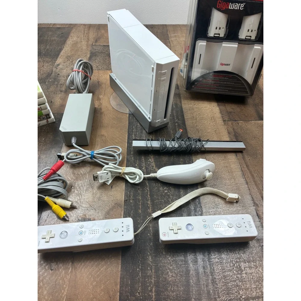 Nintendo Wii Console White Bundle RVL-001 2 Remotes 6 Games Gigaware Charger